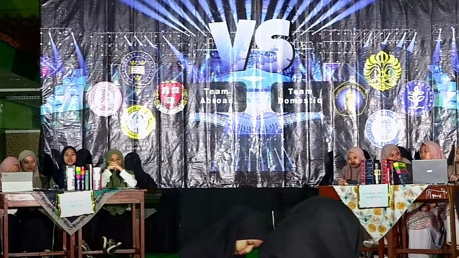 Bilingual Debat LIC
